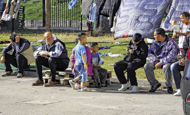 Warten auf ein friedlicheres Leben: di... Teil des Kasernenareals einquartiert.  | Foto: Gnter Vollmer