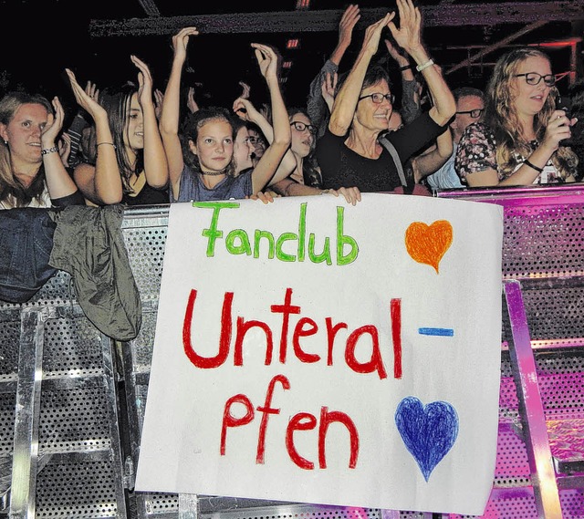 Sogar ein Fanclub aus Unteralpfen war ...utzke in der ersten Reihe mit dabei.    | Foto: Kim Ebner