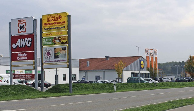 hnlich hoch wie die bestehenden Werbe...on Lidl beantragte Schild an der B 3.   | Foto: Cremer