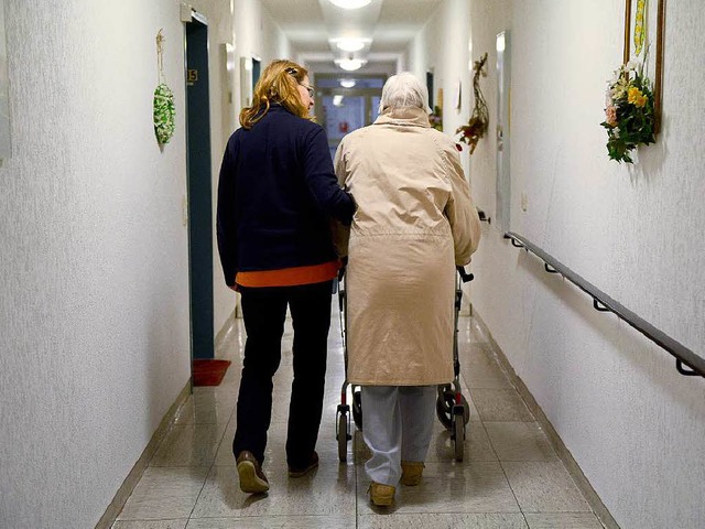 ber einen mglichen Umzug in ein Heim... Senioren frhzeitig Gedanken machen.   | Foto: tmn