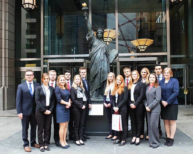Die Delegation der DHBW Lrrach vor ei...rdric-Auguste Bartholdi in New York   | Foto: zvg