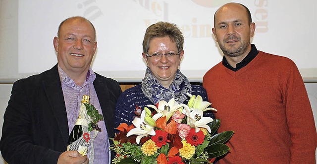 Der Vorsitzende Jens Weber (rechts) da...Peter Urban und dessen Ehefrau Anita.   | Foto: Adelbert Mutz