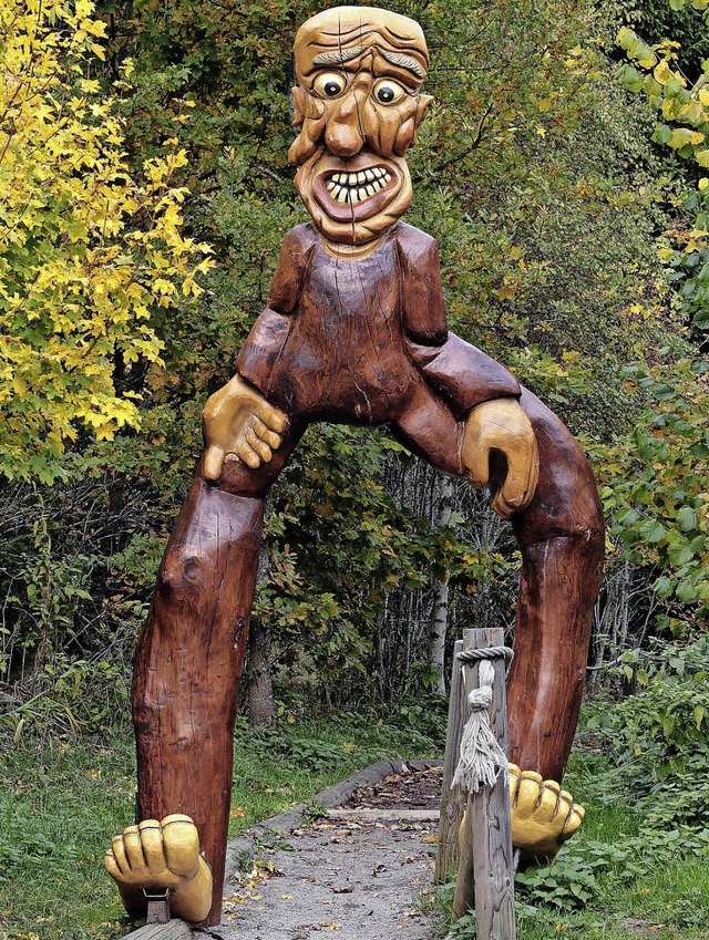 Willkommen auf dem Barfupfad, der tro...r Figur allmhlich in die Jahre kommt.  | Foto: Wilfried Dieckmann