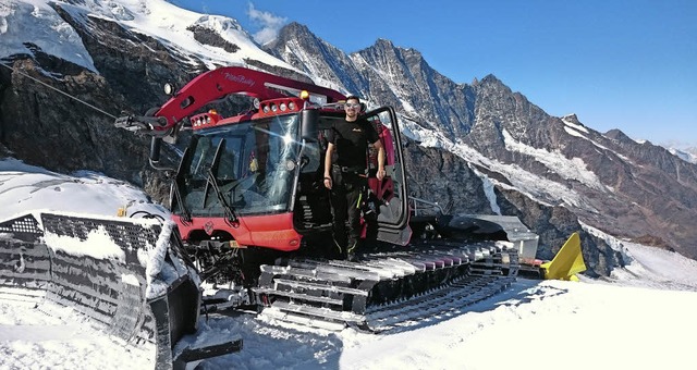 Eine von 15 Pistenwalzen steuert der B...dwig im groen Skigebiet von Saas Fee.  | Foto: Privat