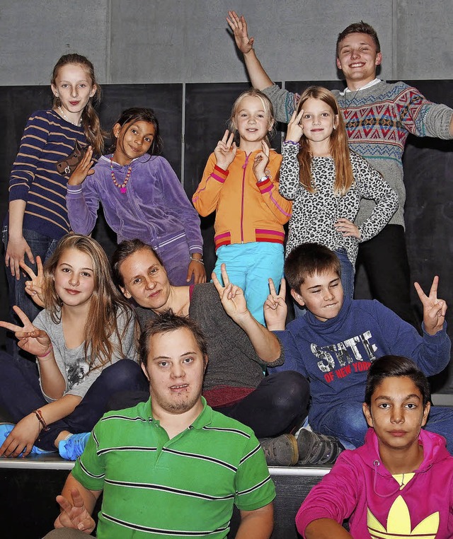 Die junge Theatergruppe von Tempus Fug...ts) und Edwin Engesser (unten, links).  | Foto: Boris Burkhardt