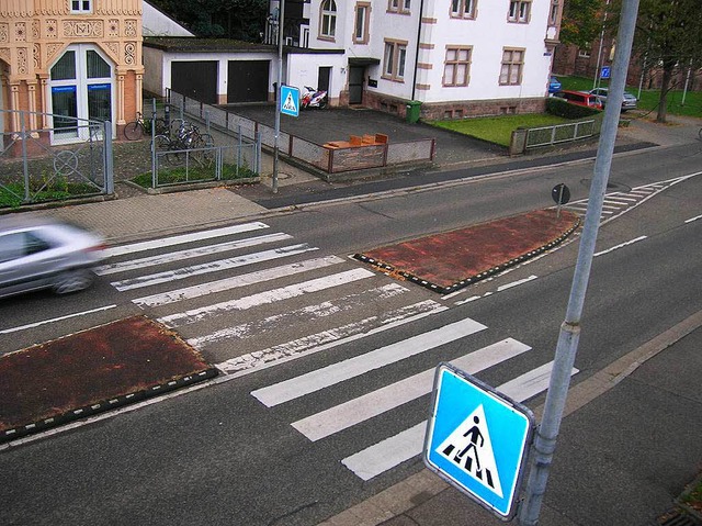 Ein Gefahrenpunkt ist dieser berweg &...lage oft unklar. Das soll sich ndern.  | Foto: Sylvia-Karina  Jahn