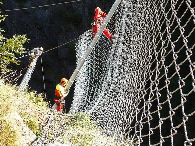 Arbeiter  der Waldkircher Firma Alpina installieren die Anlage.  | Foto: Gregor schuler