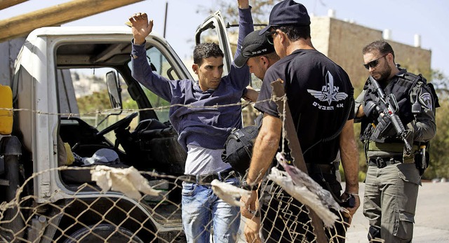 Israelische Sicherheitskrfte durchsuchen einen Palstinenser.   | Foto: AFP