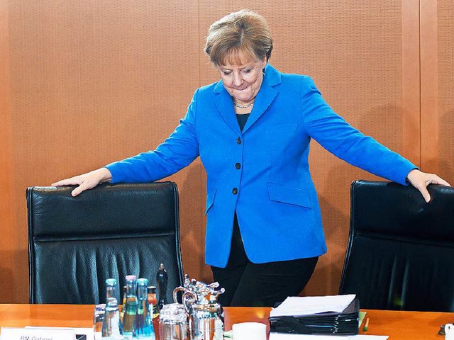 Zwischen allen Sthlen: Bundeskanzlerin Angela Merkel  | Foto: dpa