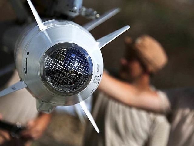 Russische Techniker bereiten  in Syrien den Einsatz eines Kampfjets vor.  | Foto: dpa