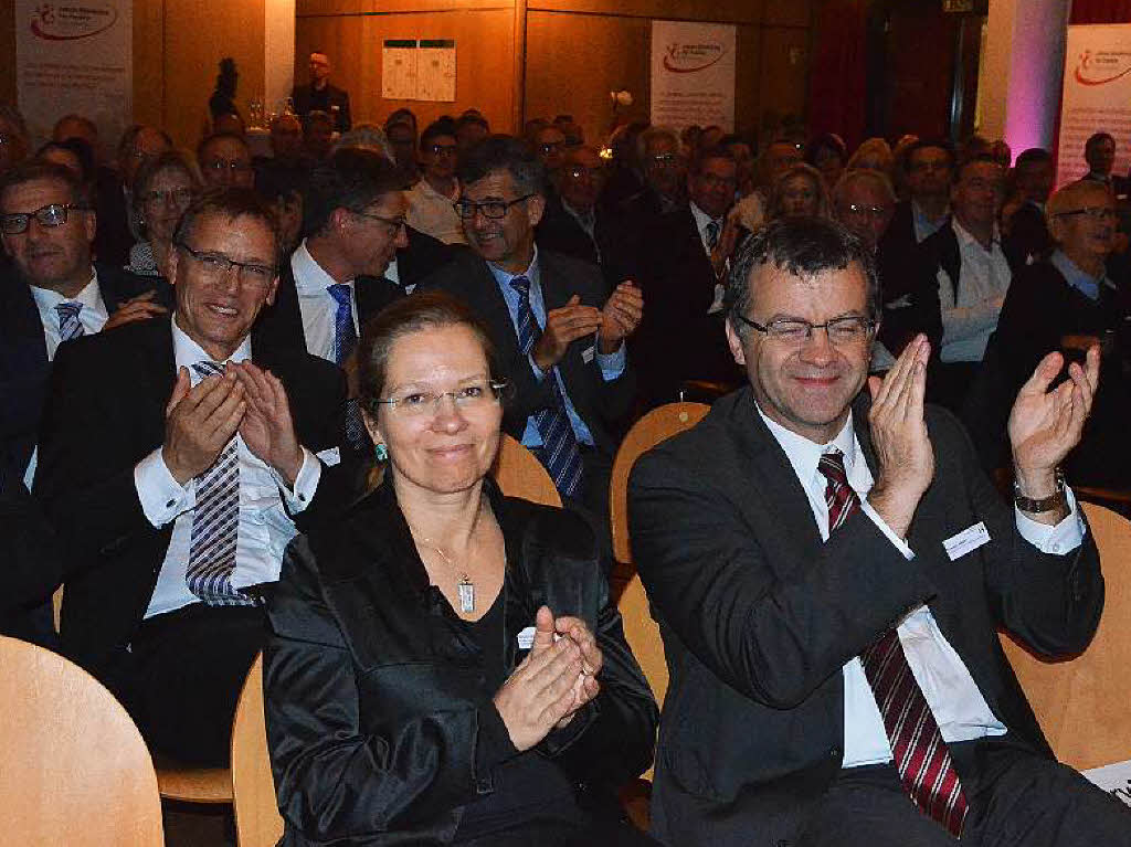 Begeisterung im Saal: vorne Brgermeisterin Diana Stcker und Stadtammann Franco Mazzi bei der Verleihung der Verdienstmedaille der Stadt in Gold an Aluminium-chef Alois Franke.