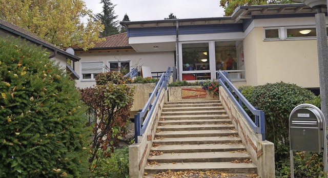 Um mehr Platz im Kindergarten Oberweil...hinten rote Dachziegel)  aufgestockt.   | Foto: Silke Hartenstein