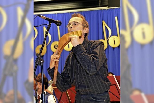 Frank Mehlin (Panflte, Harfe und Alphorn) und Josh Bauer (Gitarre, Akkordeon und Obertongesang) in Dachsberg-Wittenschwand