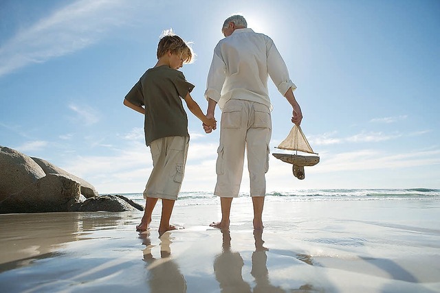 Hand in Hand: Groeltern verreisen imm...sbranche hat sich darauf eingestellt.   | Foto: dpa