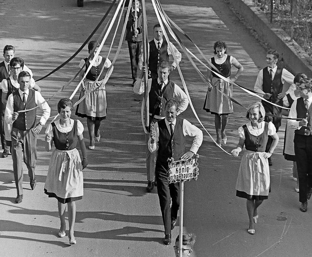 Die Landjugend aus Knigschaffhausen s... allen die Schau mit ihrem Bndertanz.  | Foto: Armin Mller