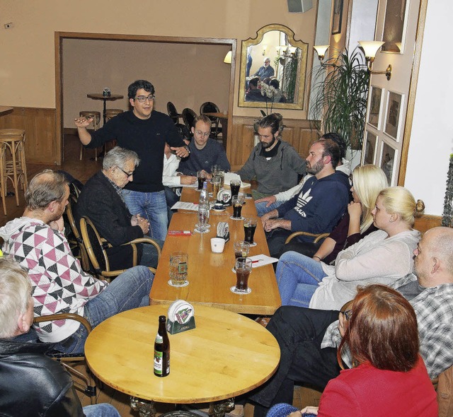 Matteo di Prima (stehend), bei seinem ...r Flchtlingsheim Banhfli in Wyhlen.   | Foto: Boris Burkhardt