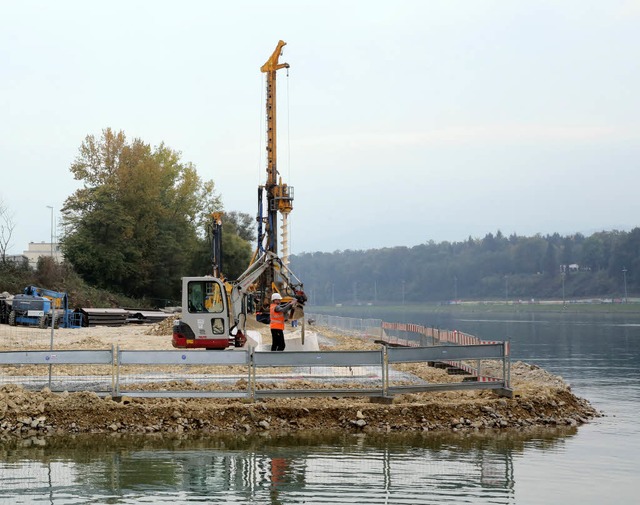 Bau des Schiffsanlegers in den Rhein. ...rgert BG 28 bei Vorbohrungsarbeiten.   | Foto: Roche/Oliver Welti