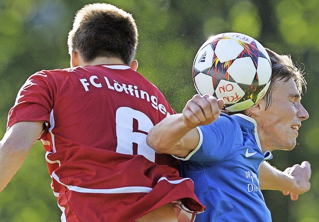 Blau gegen Rot, Erster gegen Zweiter, ...l FC Neustadt gegen den FC Lffingen.   | Foto: Patrick Seeger