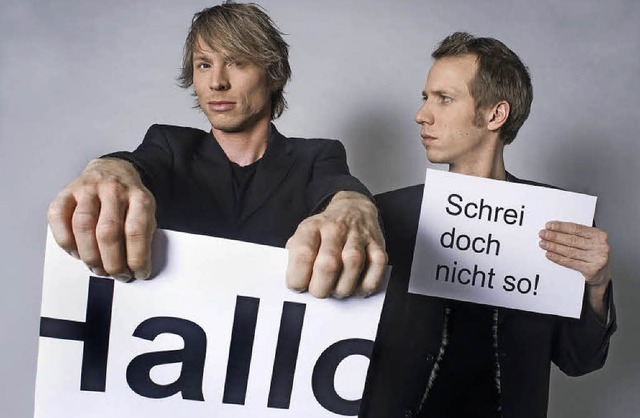 Christof Wolfisberg und Jonas Anderhub mit ihren Plakaten   | Foto: promo