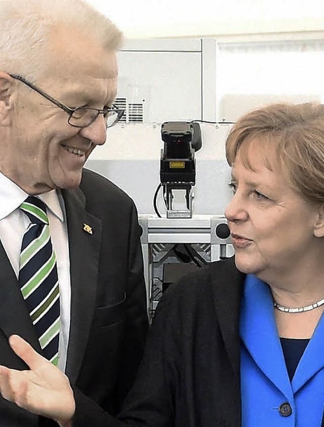 Winfried Kretschmann und Angela Merkel...d des Besuchs bei Bosch in Stuttgart.   | Foto: Dpa