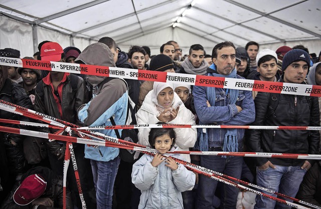 Flchtlinge warten in Berlin auf ihre Registrierung.   | Foto: AFP