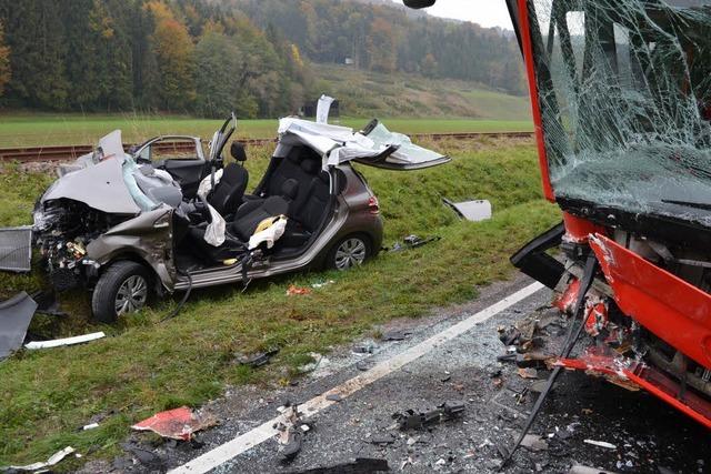 Auto kollidiert mit vollbesetztem Schulbus – zwei Verletzte