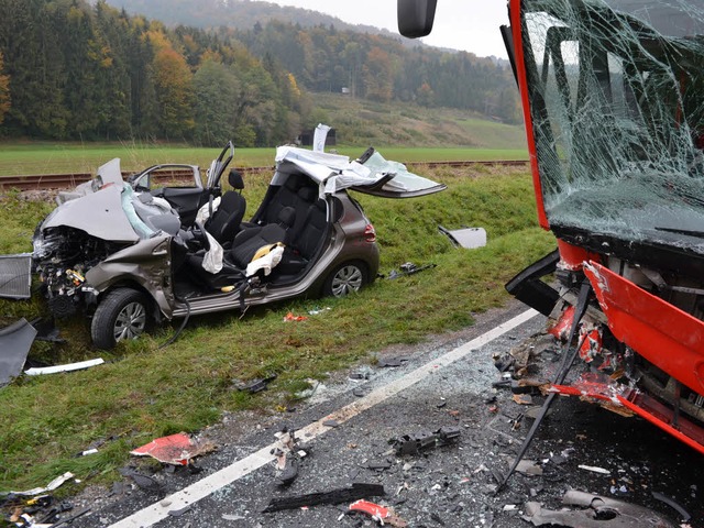 Ein Busunfall bei Sthlingen hat die R...erufen. Zwei Menschen wurden verletzt.  | Foto: kamera24.tv