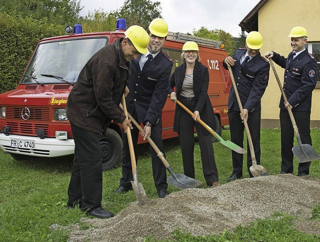 Spatenstich in Zunzingen: Zusammen mit...tschuss fr das Projekt Feuerwehrhaus.  | Foto: Volker Mnch