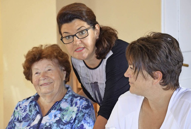 Ruth Volz (Mitte) kmmert sich mit ihr...flege soll das Angebot bald ergnzen.   | Foto: Sozialstation