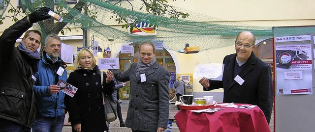 Aktionstag gegen die Armut: Krankheit ...rtsverbnde in Emmendingen aufmerksam.  | Foto: Sylvia-Karina Jahn