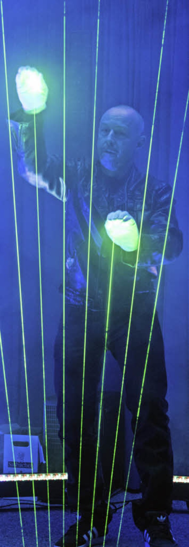 Knstler Michael Light spielt die Laserharfe.  | Foto: Patrick Seeger