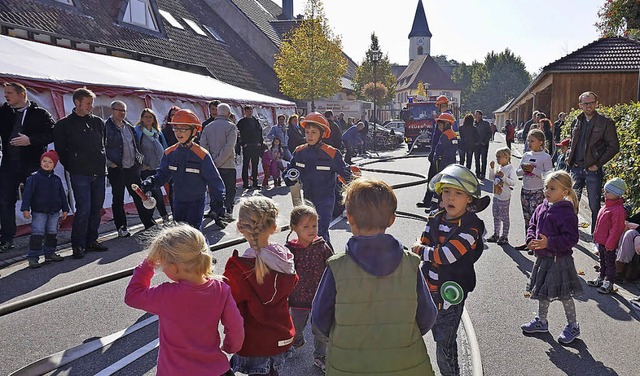 Mittendrin im Geschehen: Umkircher Kin...s fr einen Lscheinsatz vorbereitet.   | Foto: julius steckmeister