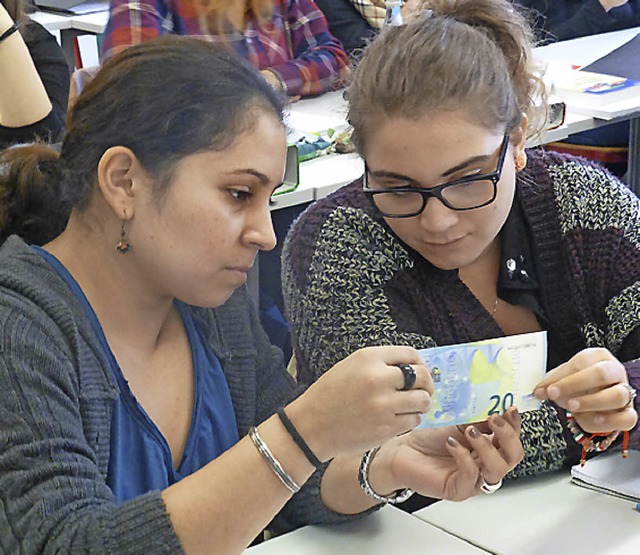 Laura-Ruth Moser und Emma Lo Bianco begutachten den neuen 20-Euro-Schein.   | Foto: Schule