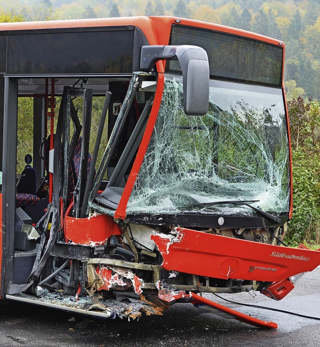 Der Schulbus wurde bei der Kollision schwer beschdigt.   | Foto: Khnemund