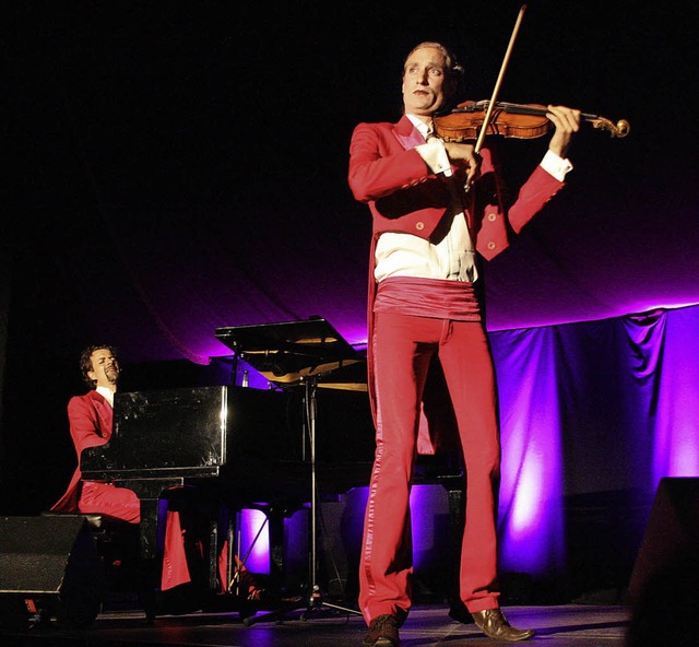 Teufelsgeiger Giovanni Reber und Taste... Tempo quer durch die Musikgeschichte.  | Foto: Hans Jrgen Kugler