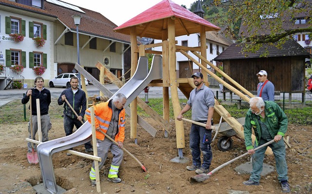 Ortschaftsrte und Eltern beim Aufbau ...ffenen Kinderspielplatz in Riedichen.   | Foto: Paul Berger