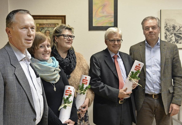 Bei der Spendenbergabe: (von links) R...che Sozialstation) und Rolf Rode (FW)   | Foto: Martin Eckert