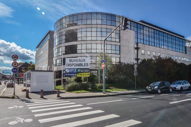 Anders als es das Schild am ehemaligen...rger Stadtverwaltung ziehen hier ein.   | Foto: teli