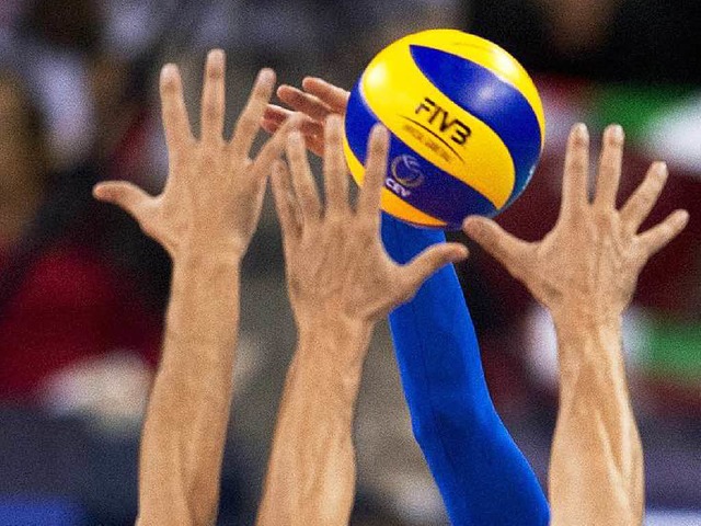 Hnde hoch &#8211; doch es ntzt nicht...iburger Volleyballer verlieren daheim.  | Foto: AFP