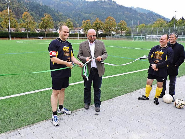 OB Roman Gtzmann (links) und FC-Vorsi...atz konnte in Betrieb genommen werden.  | Foto: Frederik Wiessner 