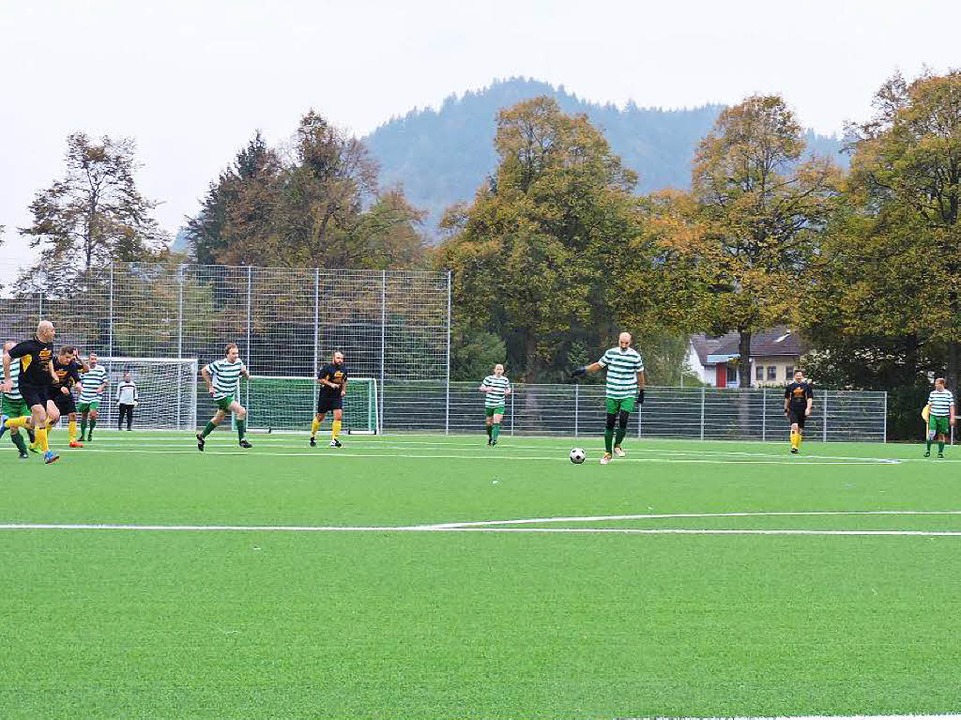 Erste Begegnung auf dem neuen Kunstras...gelb) gegen FC-Auswahl (nicht Aktive).  | Foto: Frederik Wiessner