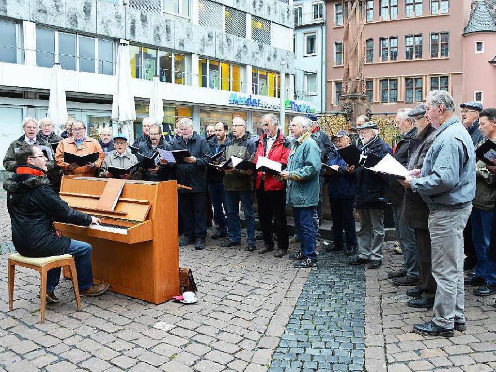 Florian Bischof am Klavier auf dem Kartoffelmarkt  hat mit Hans-Peter Hartung das Festival des Breisgauer  Sngerbunds organisiert.