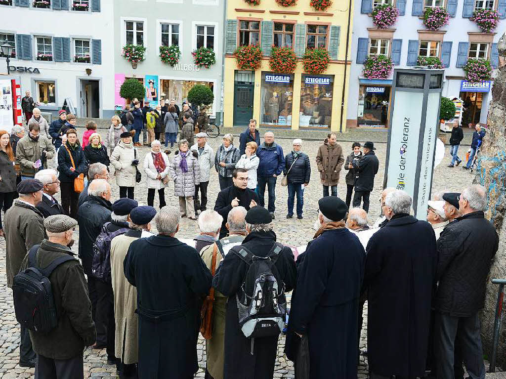 Seltene Tne an Freiburgs „Sule der Toleranz“: Chorgesang auf dem Augustinerplatz