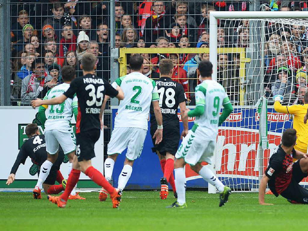 Ein schnes Spiel fr die Zuschauer am Sonntagnachmittag im Schwarzwaldstadion.