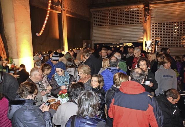 Drinnen stehen die Besucher in der Pause dicht gedrngt.  | Foto: Sarah Nltner