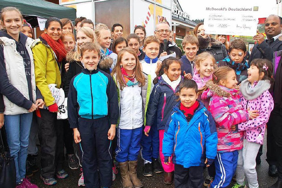 1000 Euro als Hauptpreis durfte die 60 Teilnehmer starke Gruppe der Abteilung Geräteturnen im TV Rheinfelden nach Hause nehmen. (Foto: Petra Wunderle) 1000 Euro als Hauptpreis durfte die 60 Teilnehmer starke Gruppe der Abteilung Geräteturnen im TV Rheinfelden nach Hause nehmen. (Foto: Petra Wunderle)