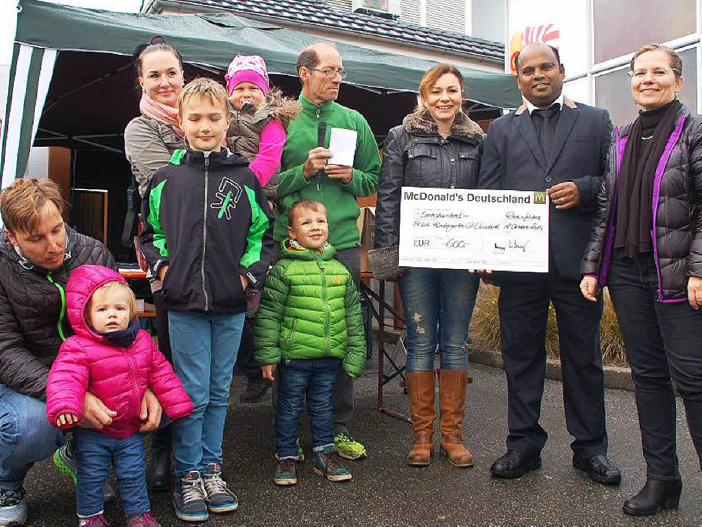 600 Euro erhielt der Frderverein katholischer Kindergarten St. Elisabeth in Minseln. Brgermeisterin Diana Stcker (rechts) freute sich ber den tollen Erfolg der Veranstaltung