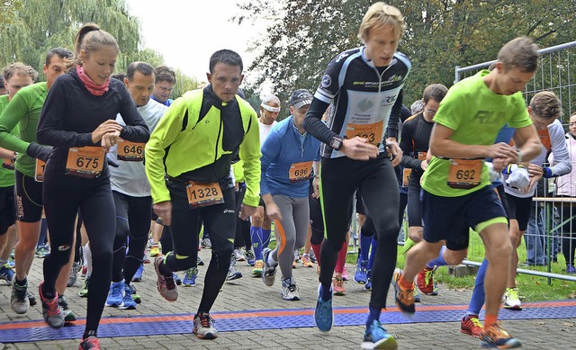 Schneller Start: 140 Teilnehmer liefen...park die 21,2 Kilometer Halbmarathon.   | Foto: M. Herceg