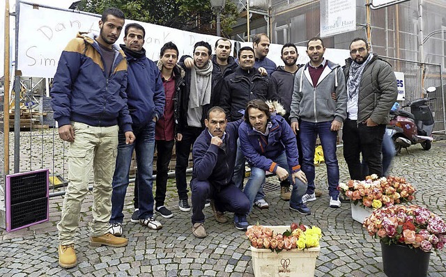 Einige der Syrer, die in Simonswald Zu...tersttzung in Deutschland mit Rosen.   | Foto: Dieter Schultis