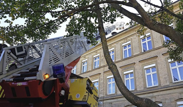 Wenn Hindernisse im Weg sind, ist es n...er einfach, die Drehleiter zu stellen.  | Foto: Feuerwehr Kenzingen